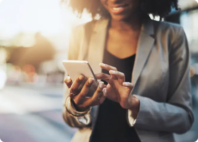 Una signora che sta controllando il telefono