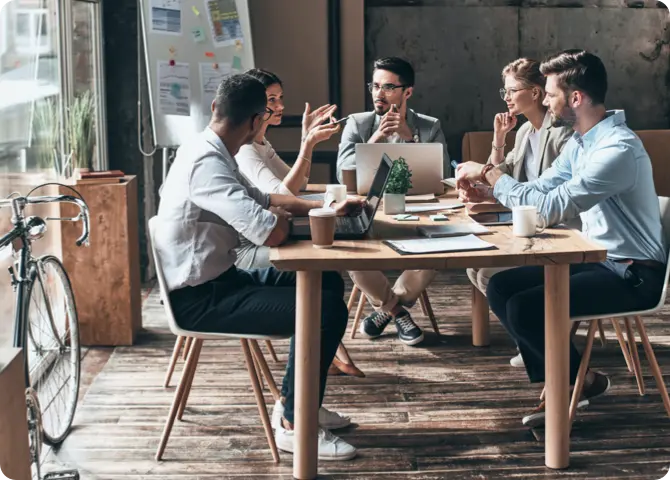 Un team che discute attorno a un tavolo