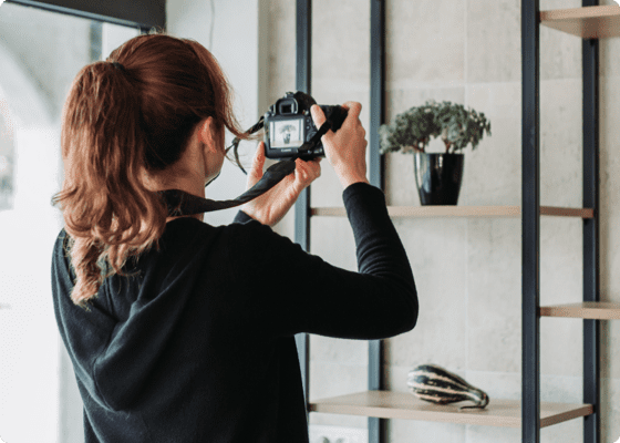 Frauen, die mit der Kamera fotografieren